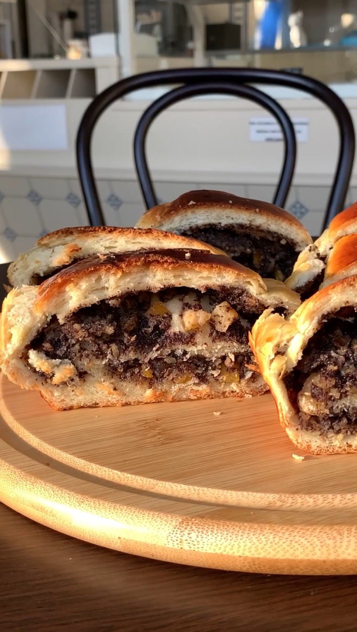 Festlicher Mohnkuchen mit Nuss und Orange