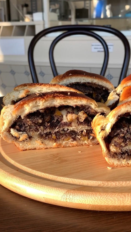 Festlicher Mohnkuchen mit Nuss und Orange