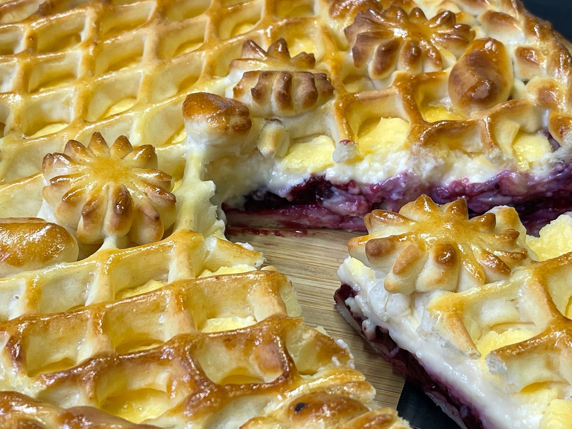 Pastete mit Waldbeeren und Puddingcreme