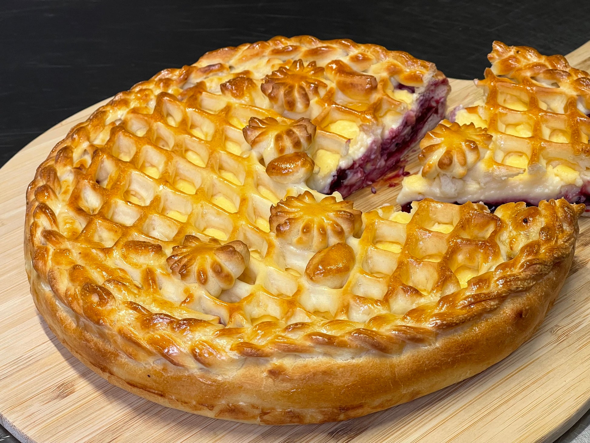 Pastete mit Waldbeeren und Puddingcreme