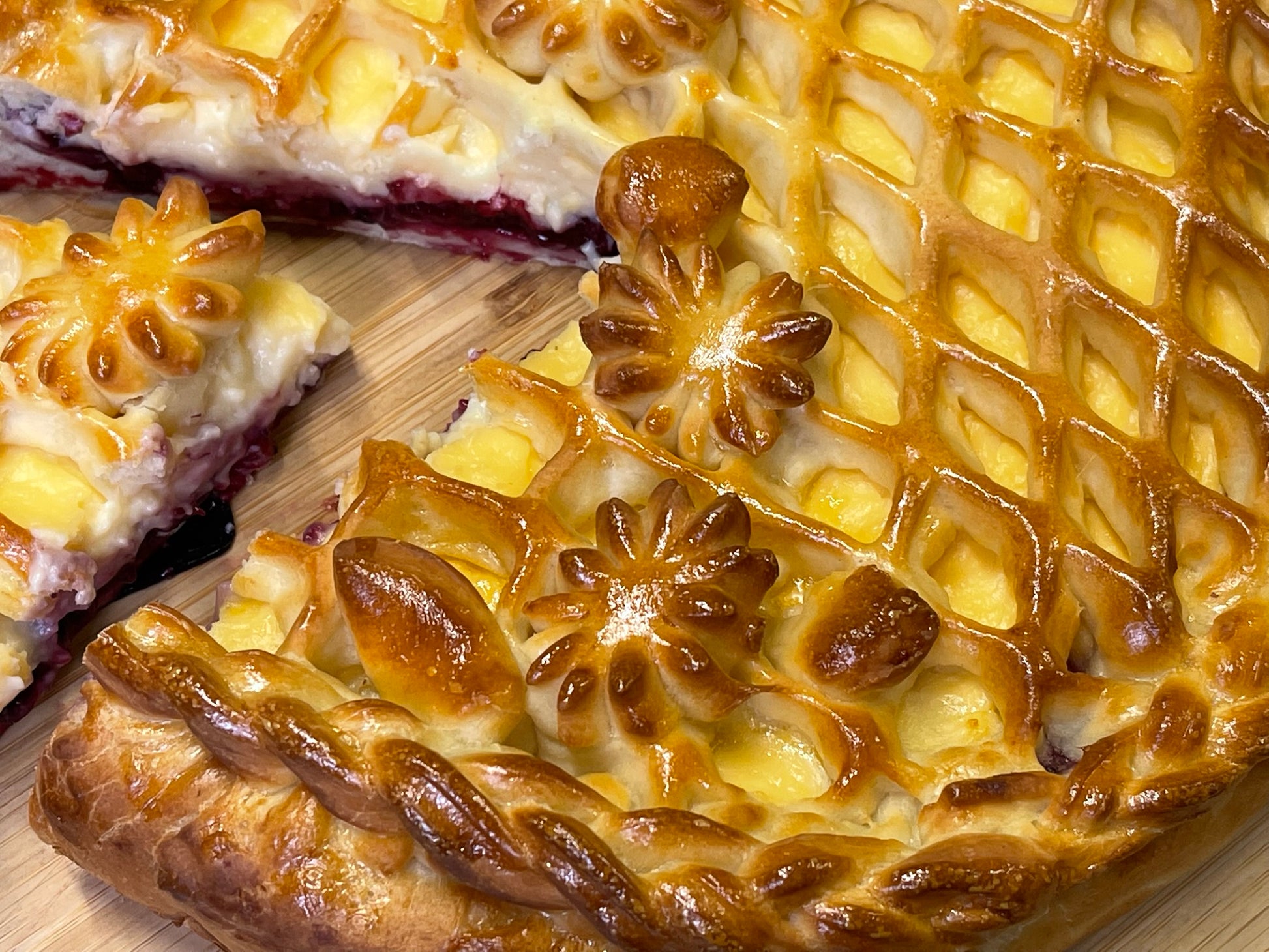 Pastete mit Waldbeeren und Puddingcreme