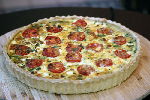 Quiche mit Spinat, Feta, Basilikum & Cherrytomaten