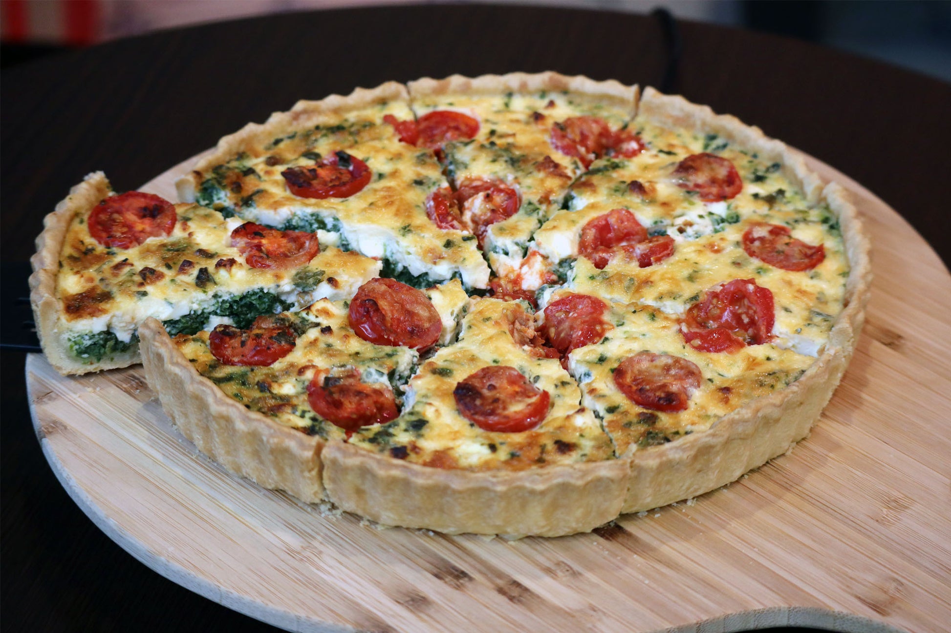Quiche mit Spinat, Feta, Basilikum & Cherrytomaten
