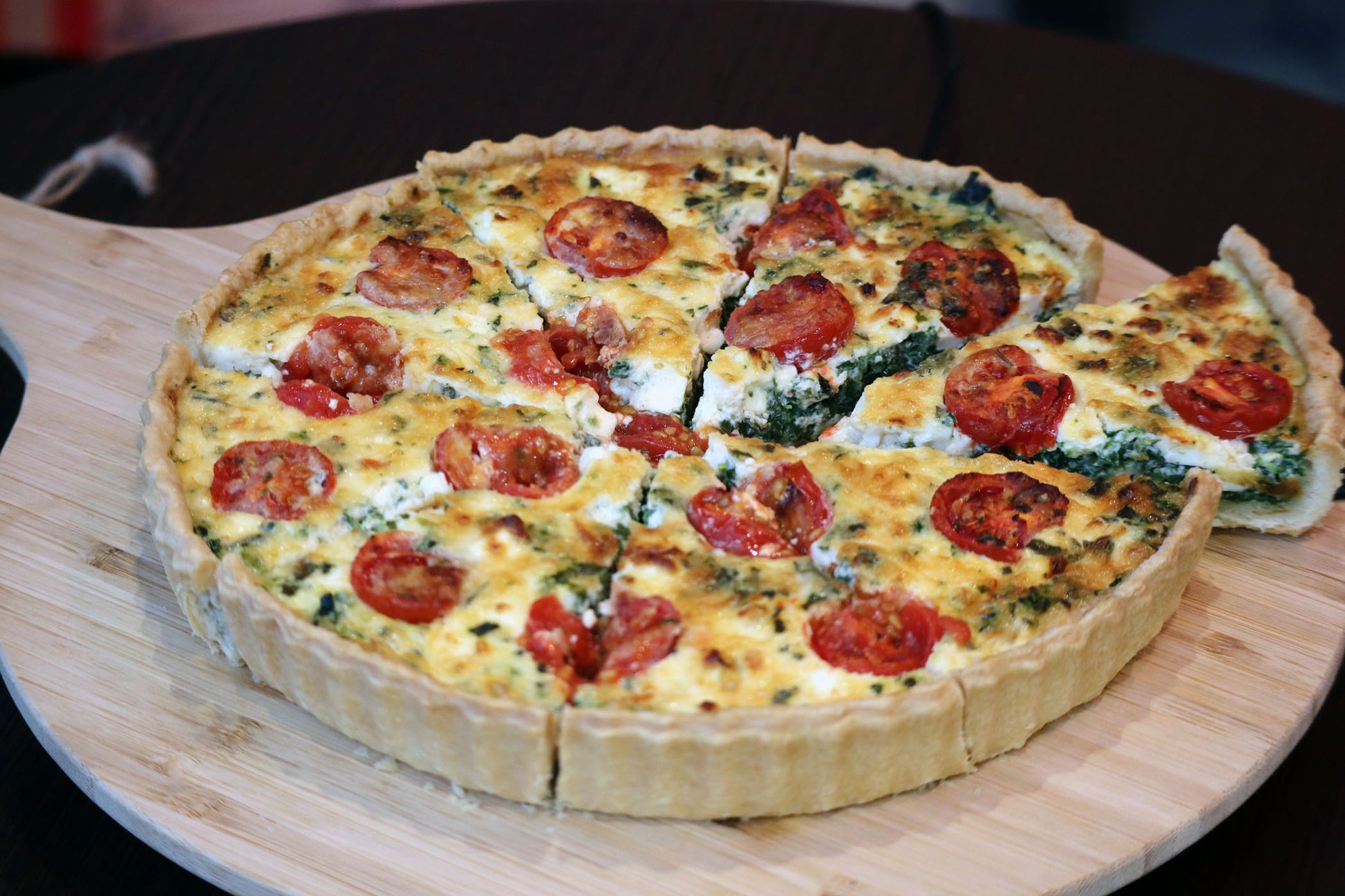 Quiche mit Spinat, Feta, Basilikum & Cherrytomaten