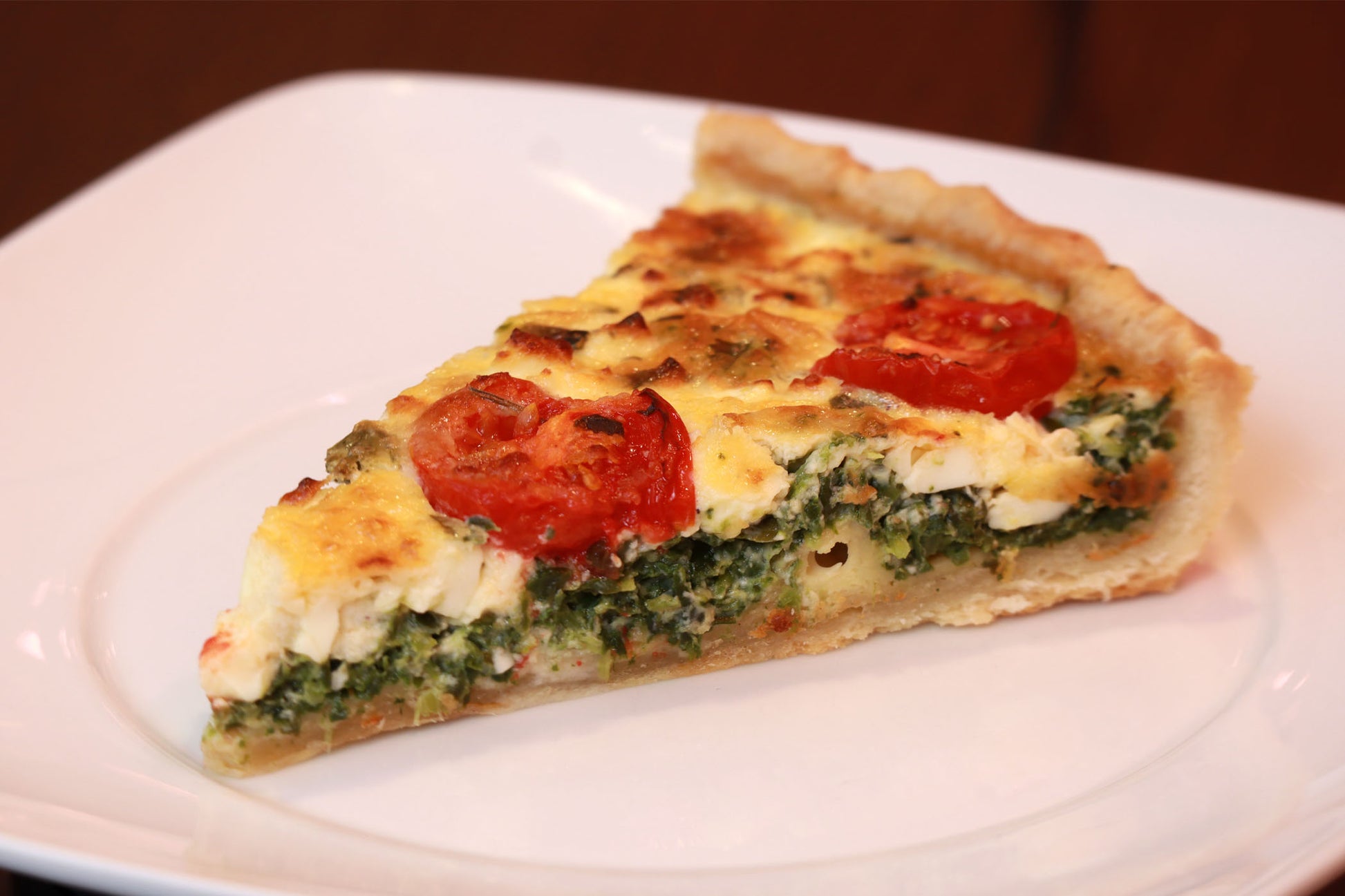 Quiche mit Spinat, Feta, Basilikum & Cherrytomaten