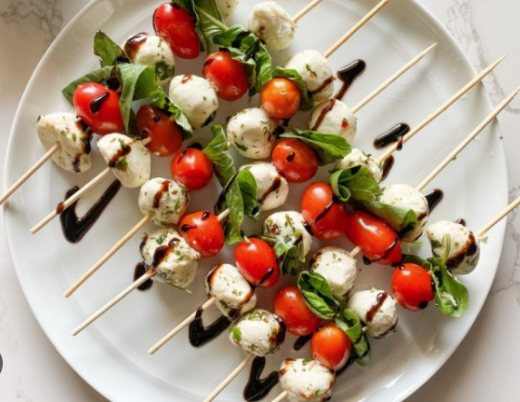 Fingerfood am Spieß (Canapés mit Oliven, Basilikum, Kirschtomaten und Mozzarella)