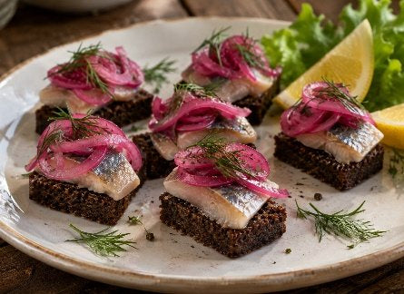 Roggenbrot mit Hering und marinierten roten Zwiebeln