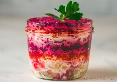 Schichtsalat mit Hering, Roter Bete und Kartoffeln