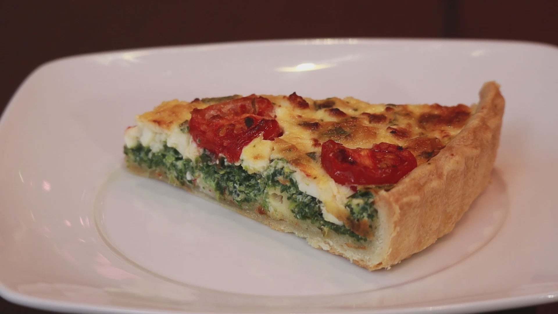 Quiche mit Spinat, Feta, Basilikum & Cherrytomaten