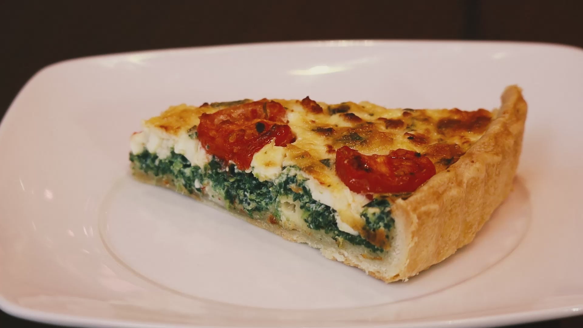 Quiche mit Spinat, Feta, Basilikum & Cherrytomaten